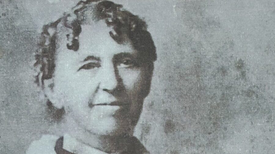 Mary Cawker, retrato de época, sonrisa discreta, fondo neutro